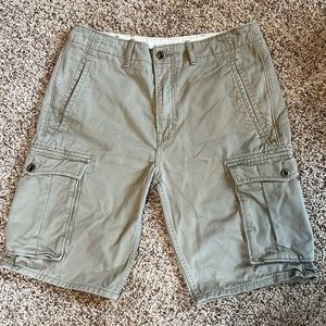 Men’s Levi’s khaki cargo shorts, size 31